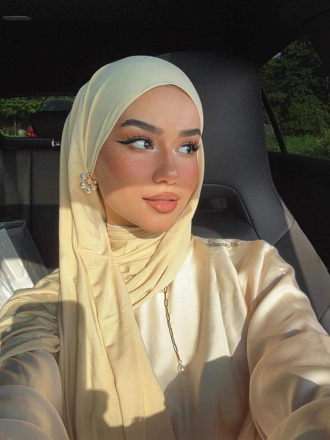 Sophisticated Hijabi Outfit Inspiration 2