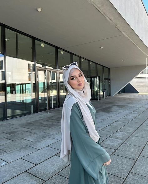 Elegant Hijabi Woman Portrait Inspiration 3