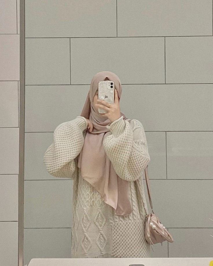 Elegant Hijabi Woman Portrait Inspiration 3