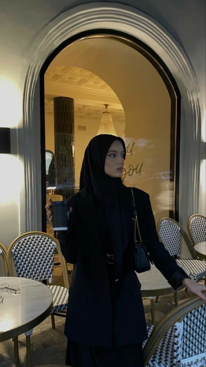 This Arab Beauty Portrait Is Going Viral