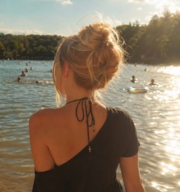 Chic Blonde Woman Style Inspiration