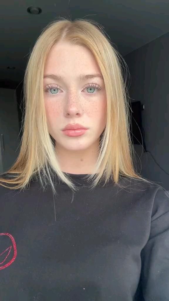 Chic Blonde Girl Fashion Look 3