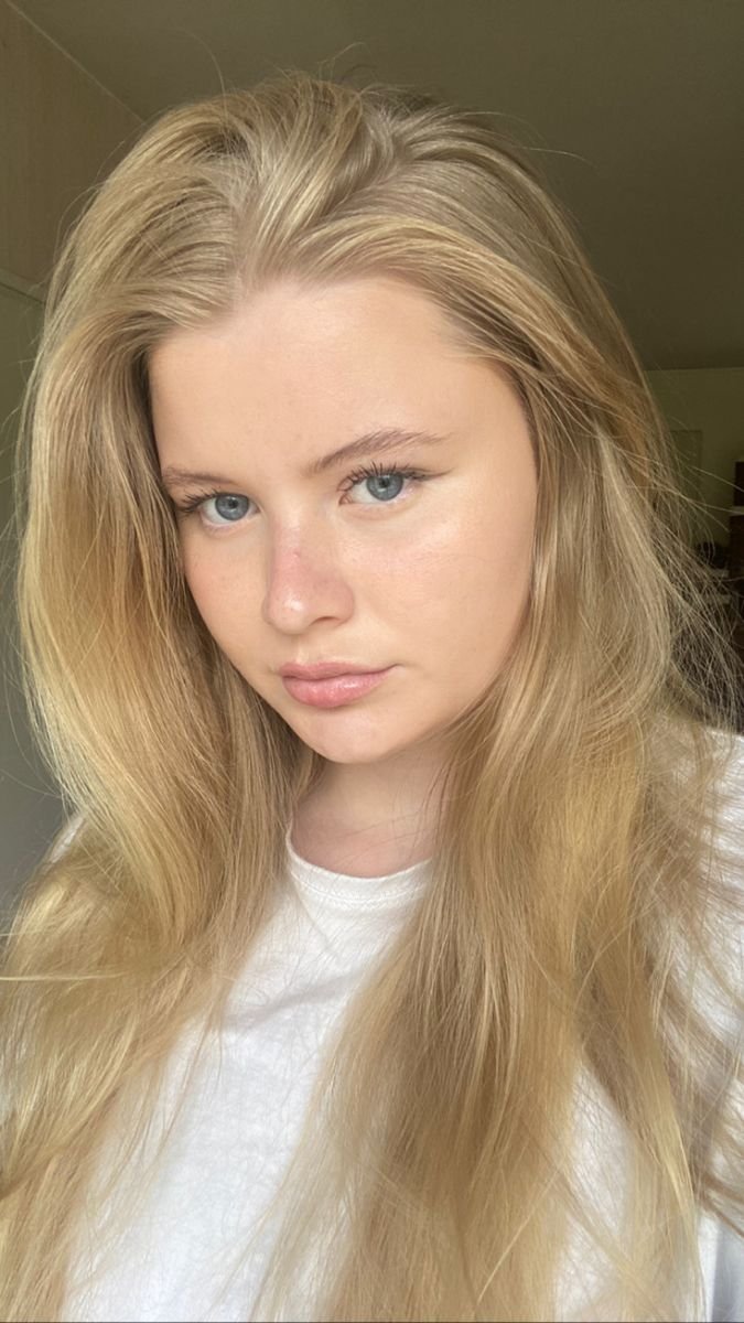 Chic Blonde Girl Fashion Look 4