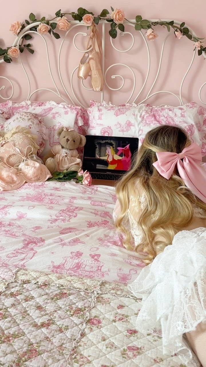 Coquette Girl Aesthetic Image 2
