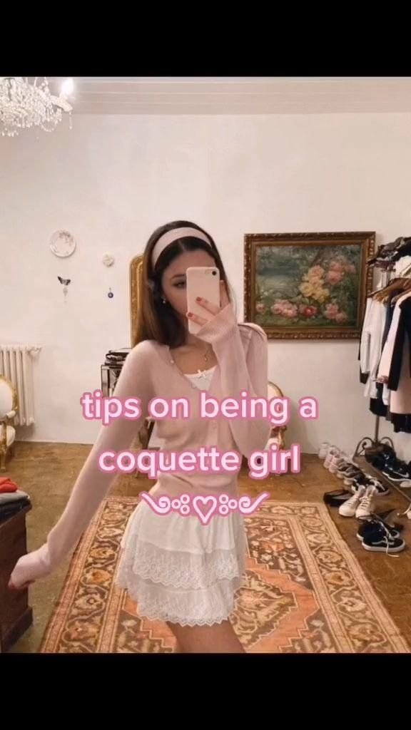 Feminine Coquette Girl Look 2