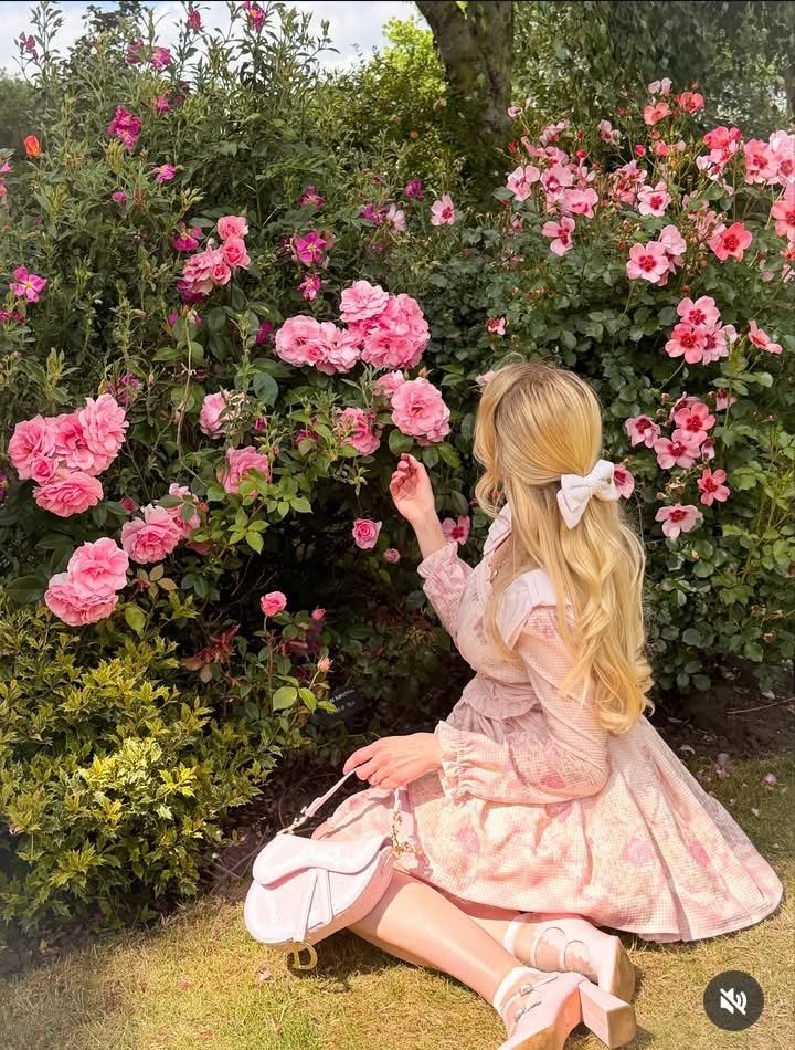 Feminine Coquette Girl Look 2