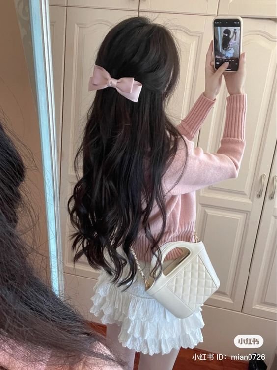 Feminine Coquette Girl Look 2