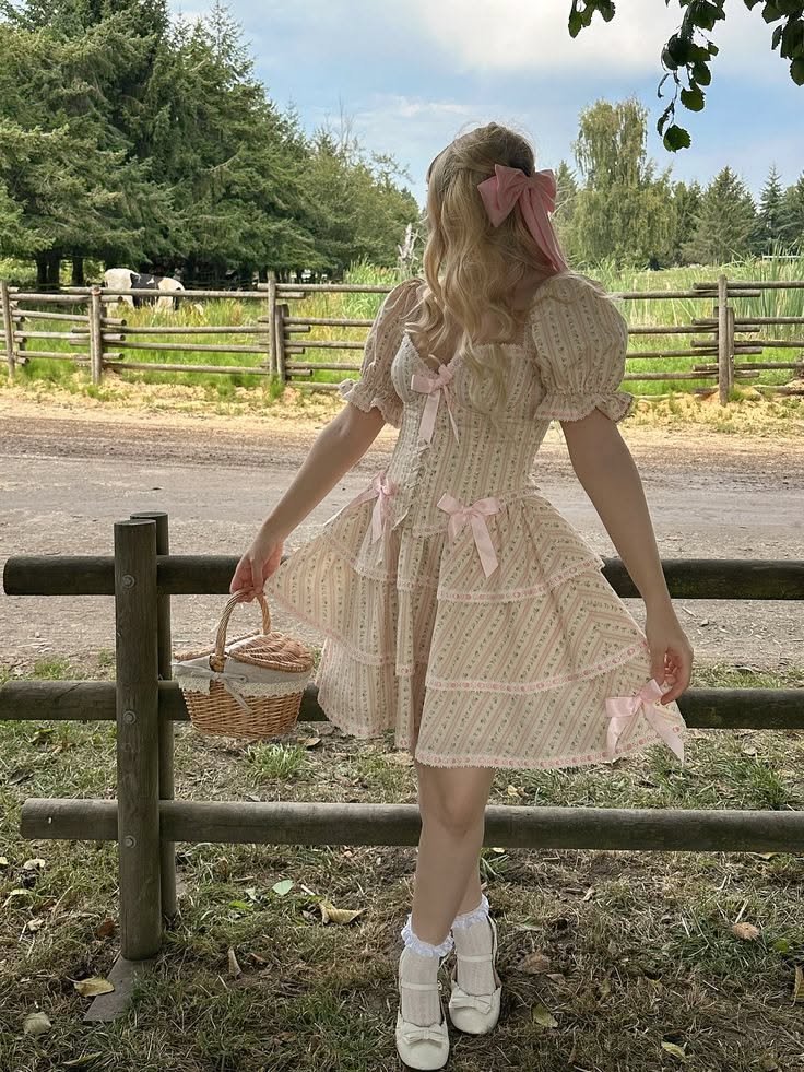 Feminine Coquette Girl Look 4