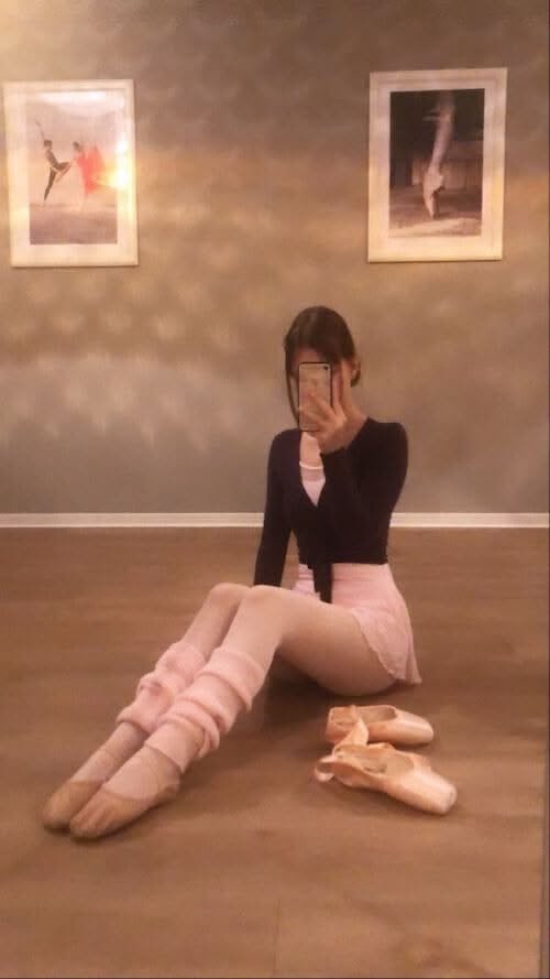 Feminine Coquette Girl Look 4