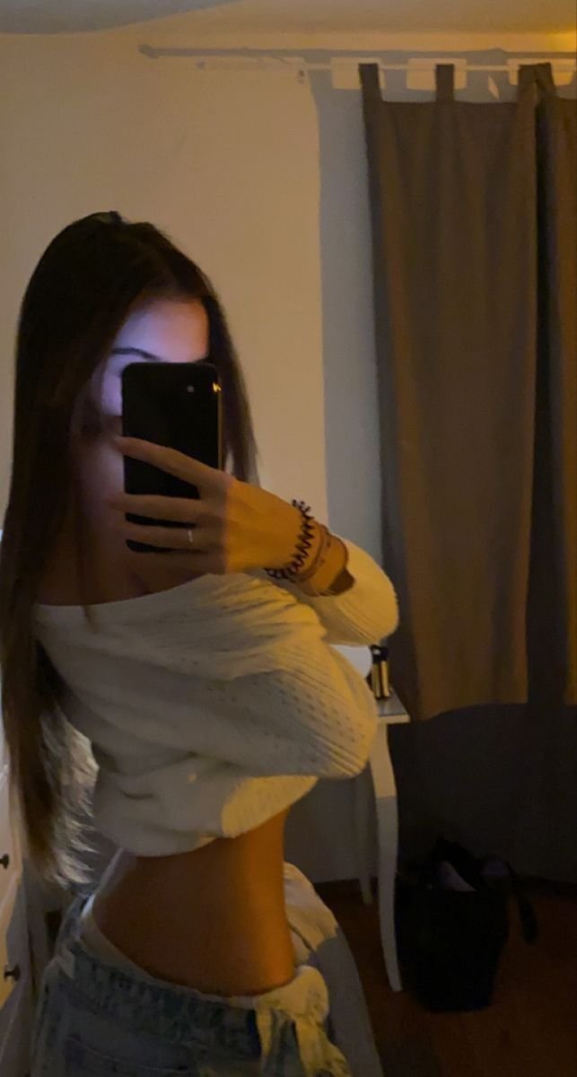 Chic Girl Selfie Style