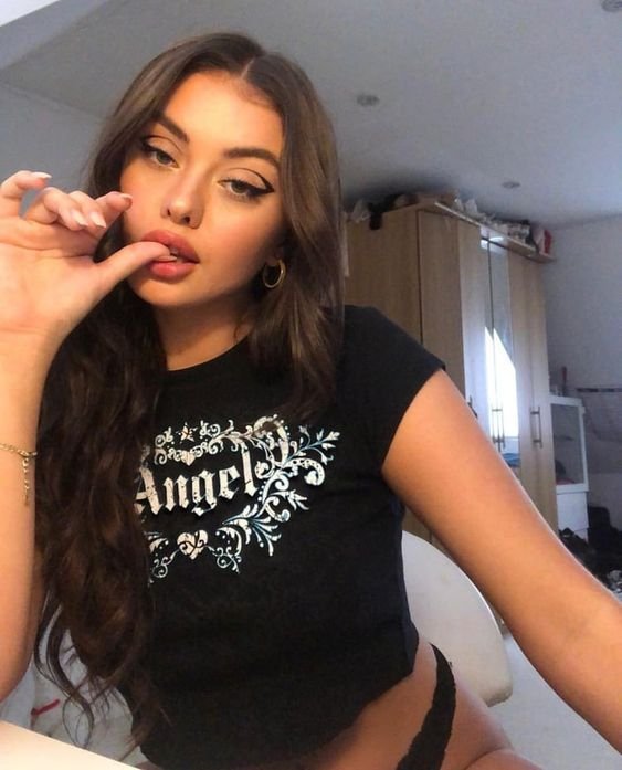 Beautiful Girl Selfie Pose 2