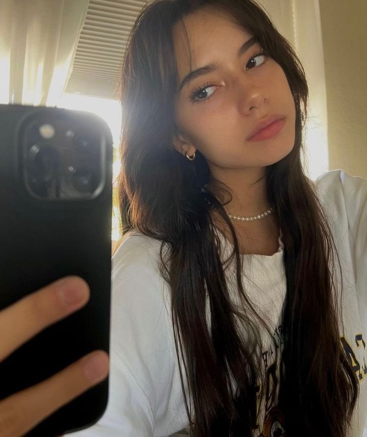 Chic Girl Selfie Style 2