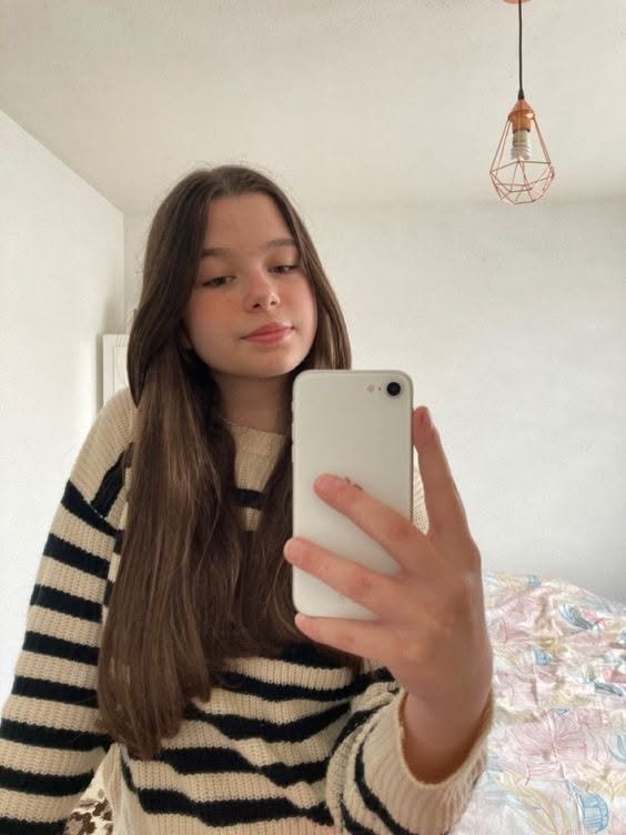 Gorgeous Girl Selfie Image 3