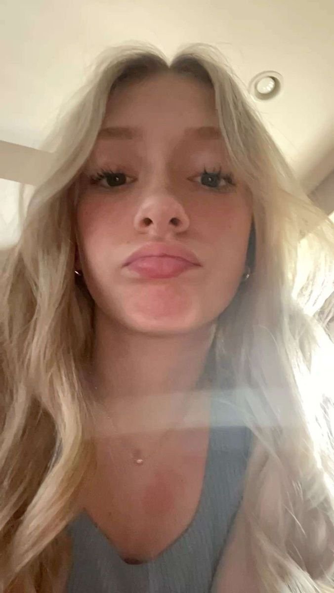 Beautiful Girl Selfie Pose 3