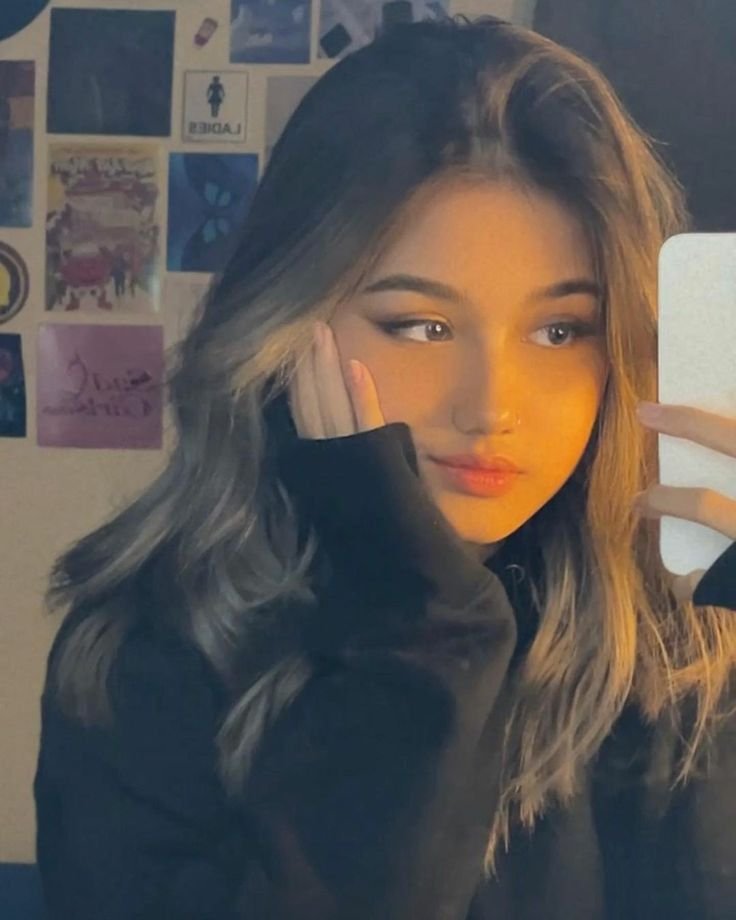Modern Girl Selfie Style Design 3