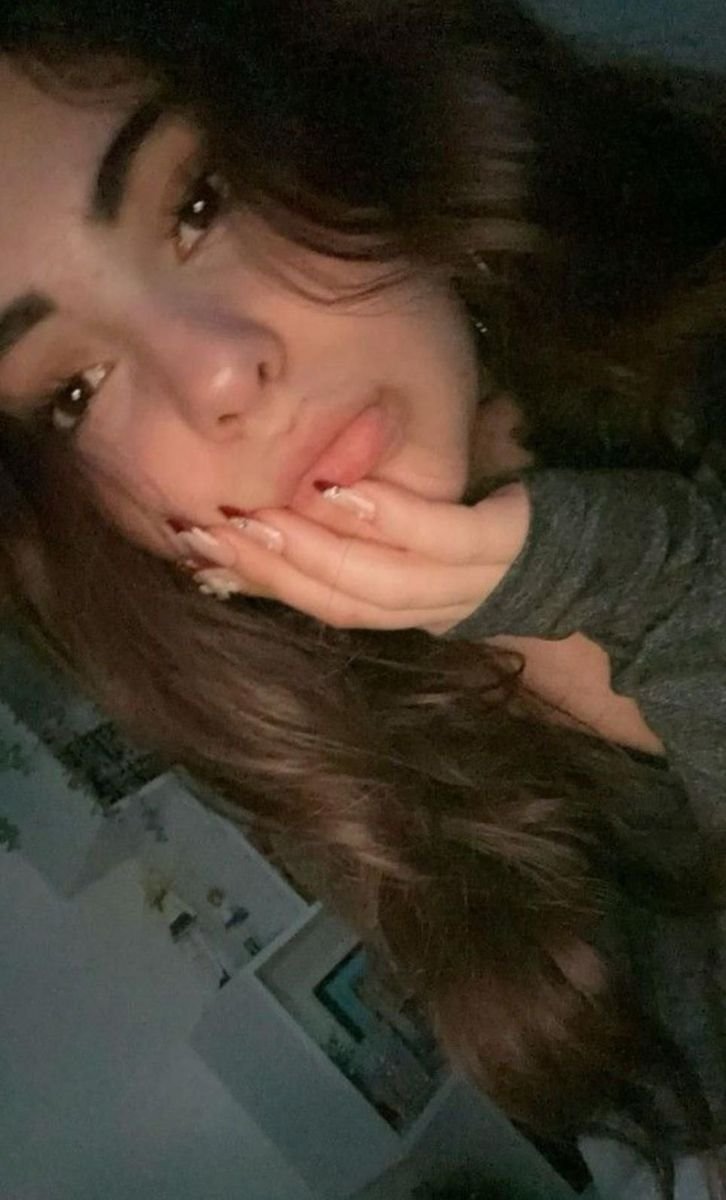 Chic Girl Selfie Style 3