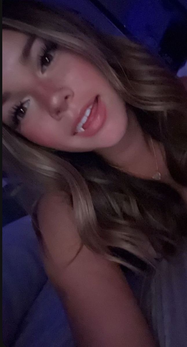 Modern Girl Selfie Style Design 3