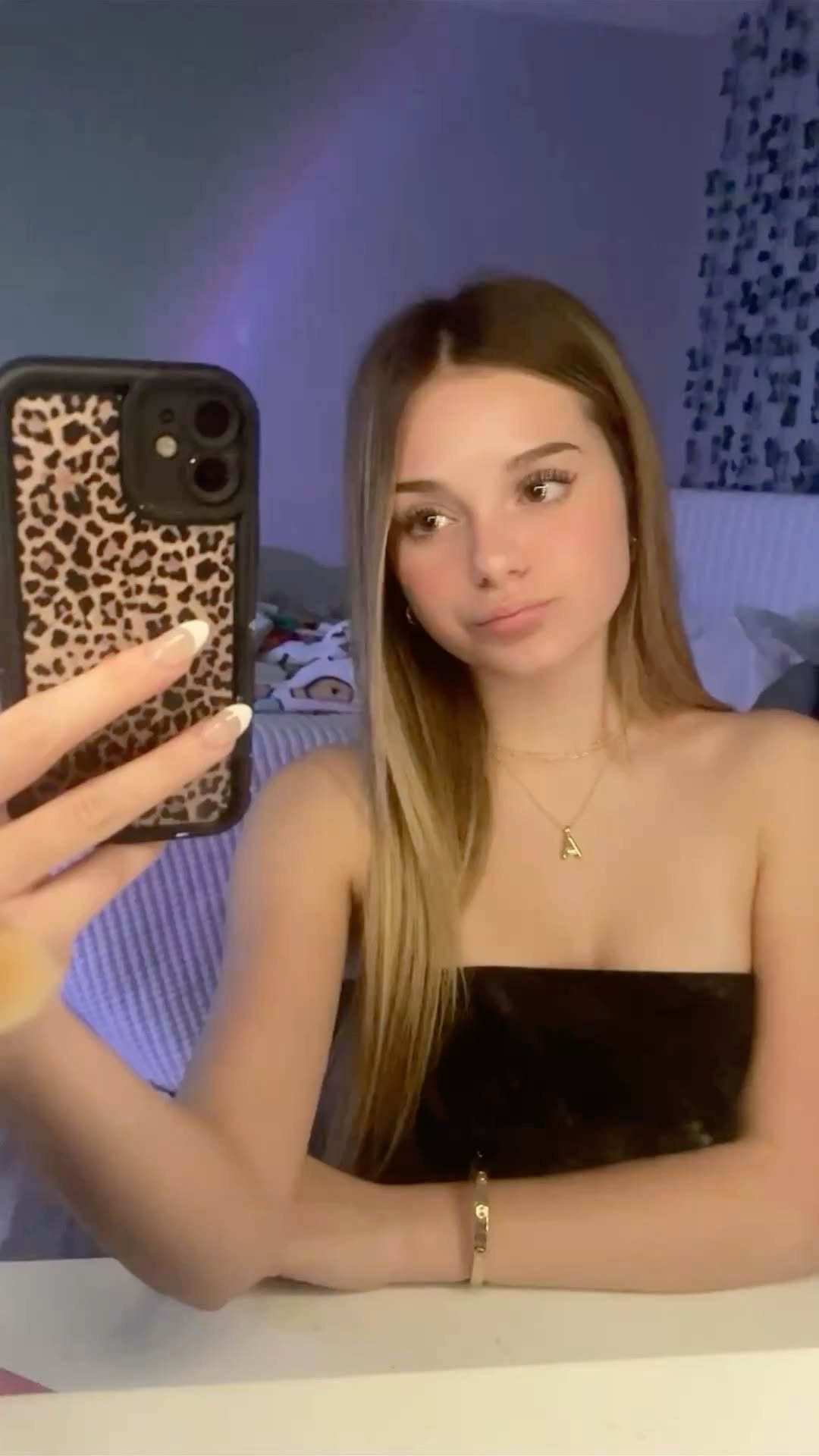 Gorgeous Girl Selfie Image 3