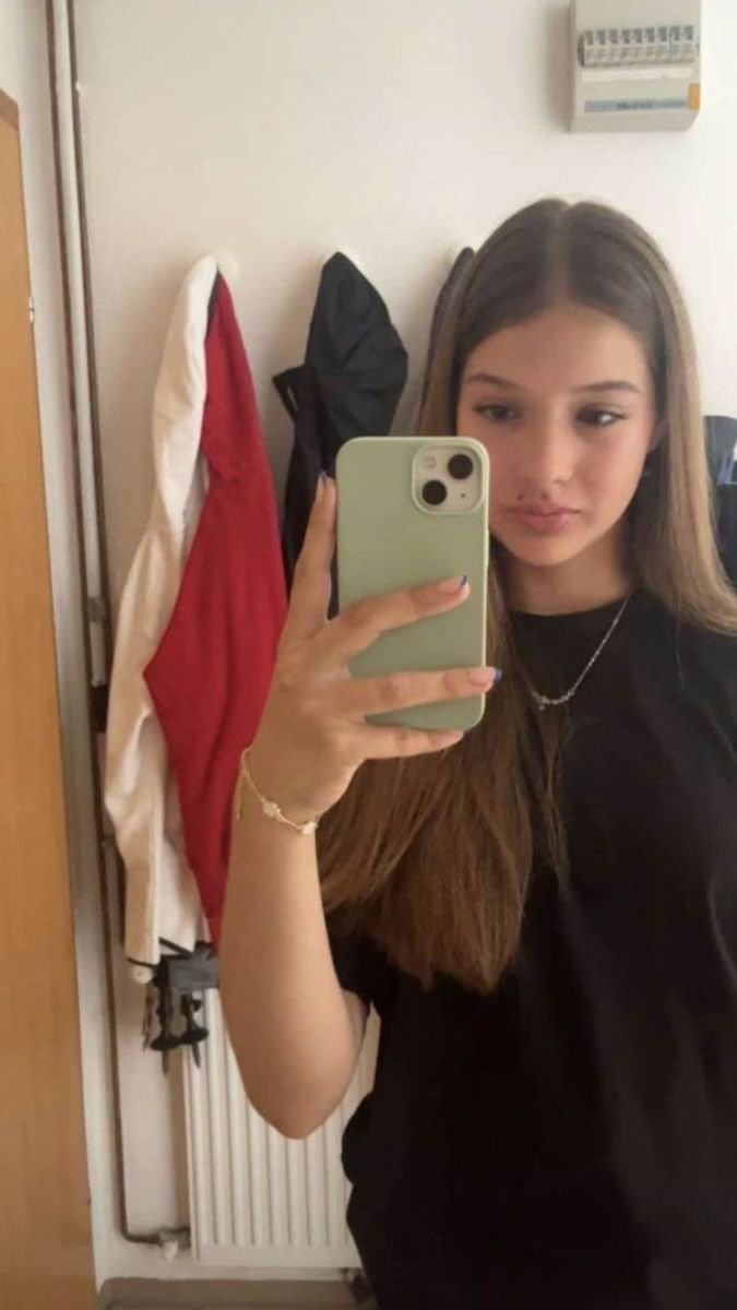 Modern Girl Selfie Style Design 3