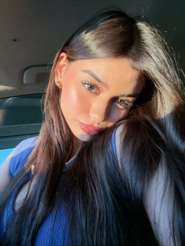 Gorgeous Girl Selfie Image 3