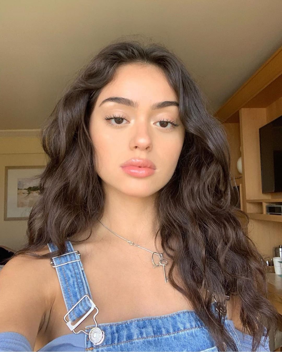Chic Girl Selfie Style 3