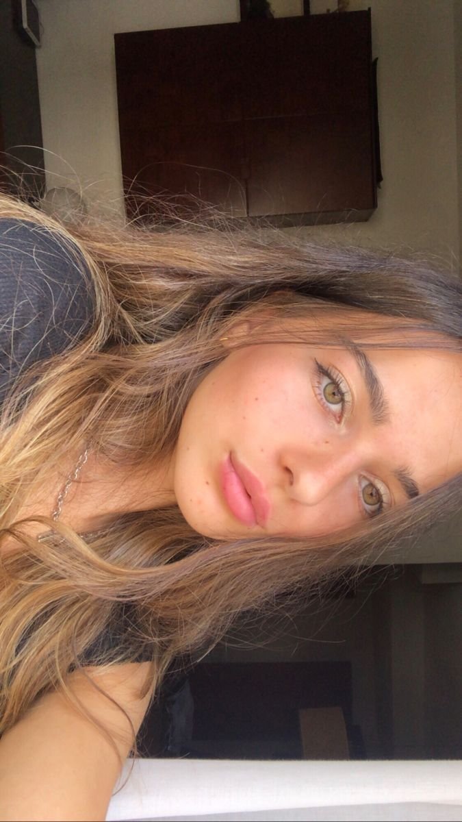 Beautiful Girl Selfie Pose 3