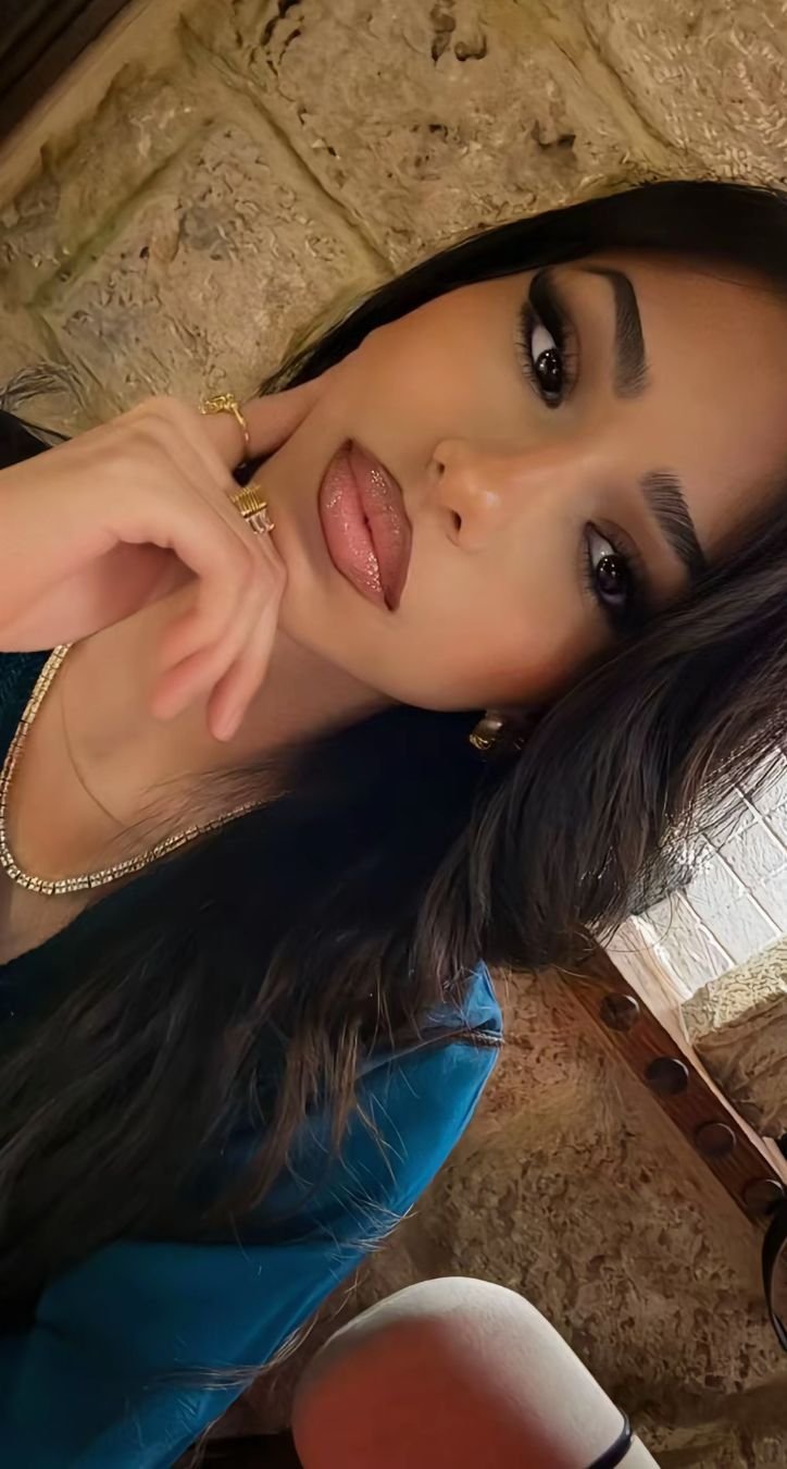 Beautiful Girl Selfie Pose 4