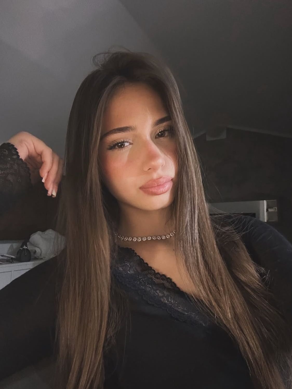 Beautiful Girl Selfie Pose 5