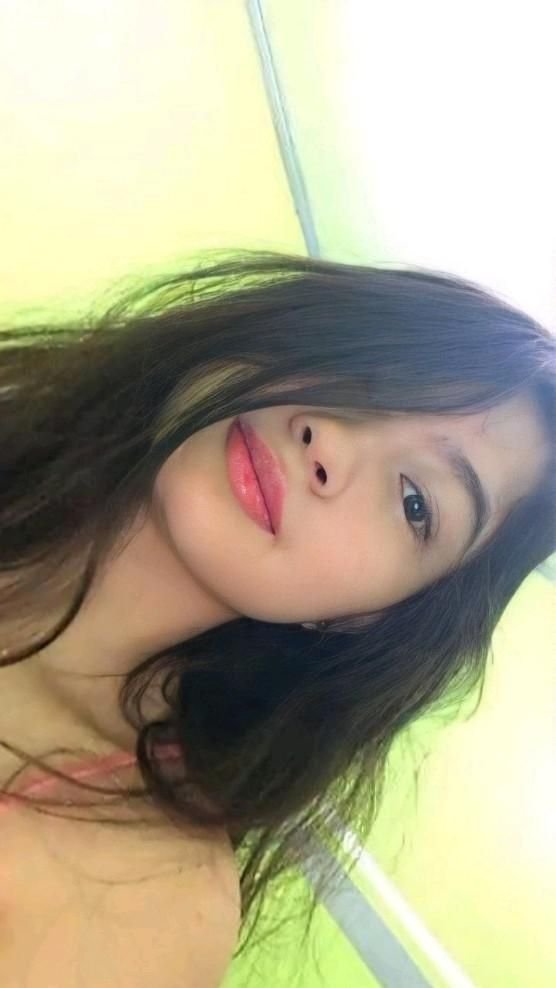 Beautiful Girl Selfie Pose 6