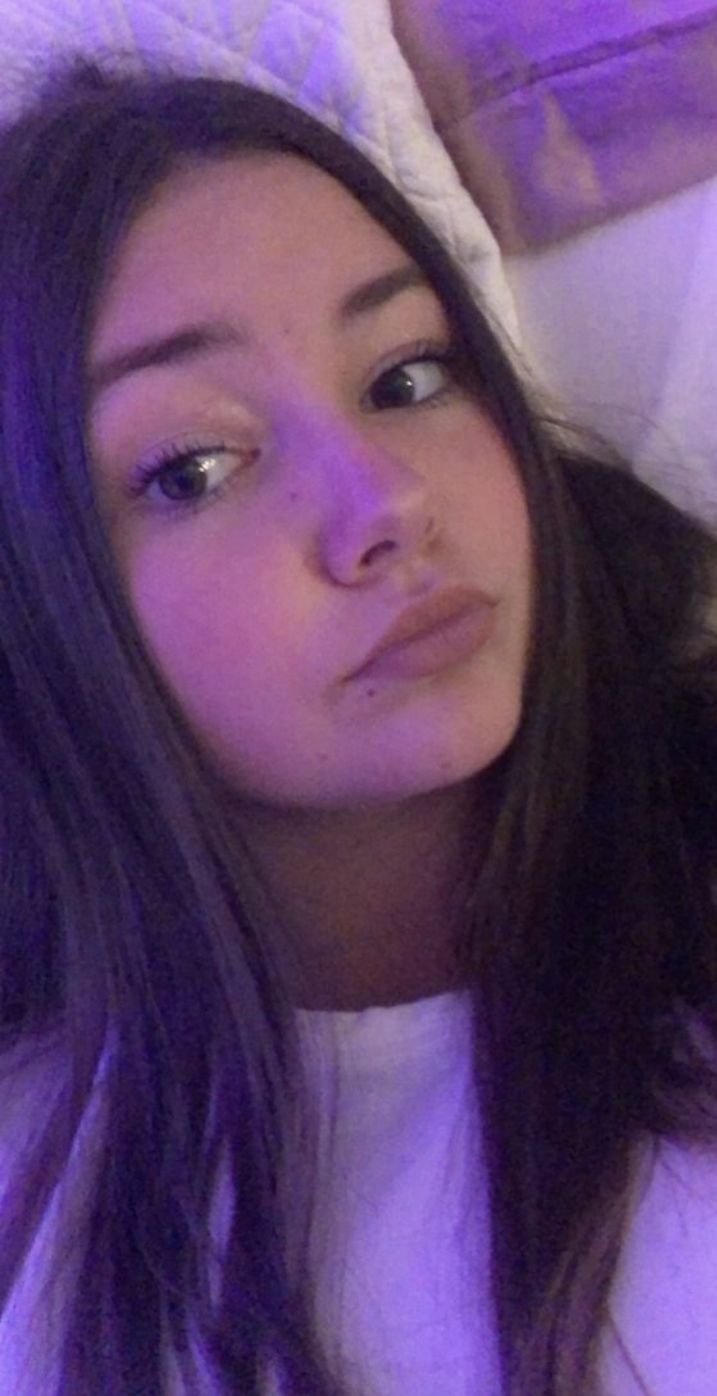 Beautiful Girl Selfie Pose 6