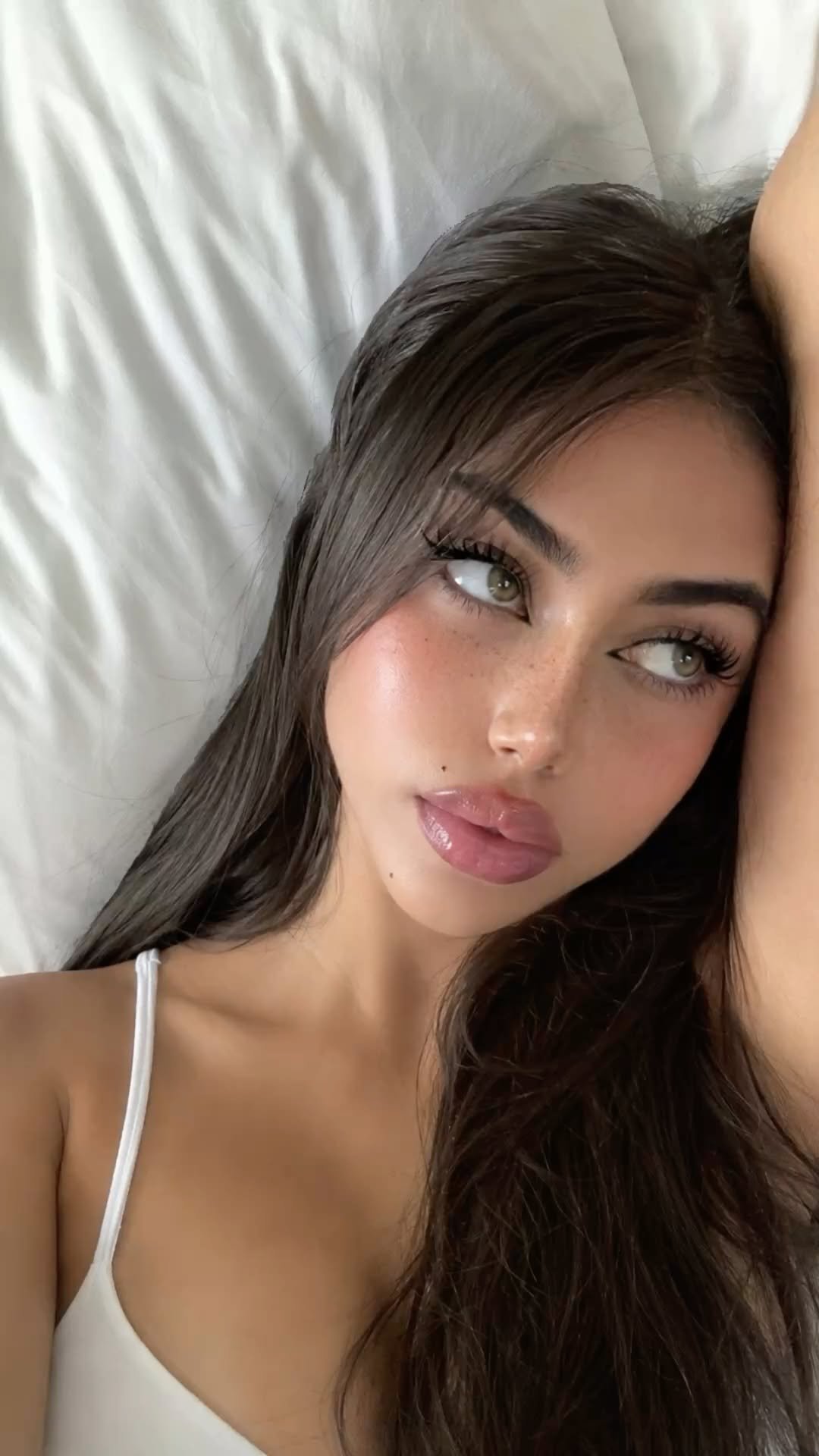 This Selfie Pose Is Going Viral