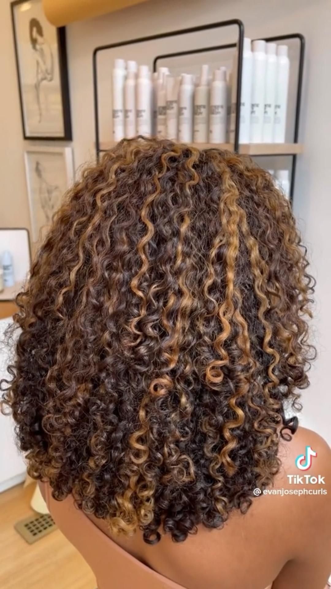 Bouncy Curly Hairstyle Inspiration 2